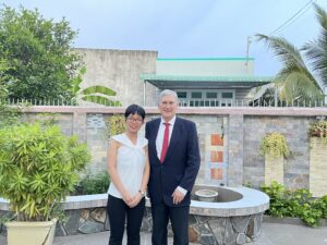 Ông Loren - Giám đốc Noble Network và Chị Oanh - Giám đốc Hoa Khai