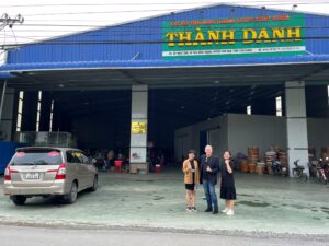 Noble Network và chị Oanh trước nhà máy thanh long